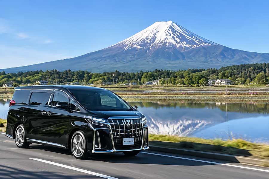富士山を背に走るアルファード